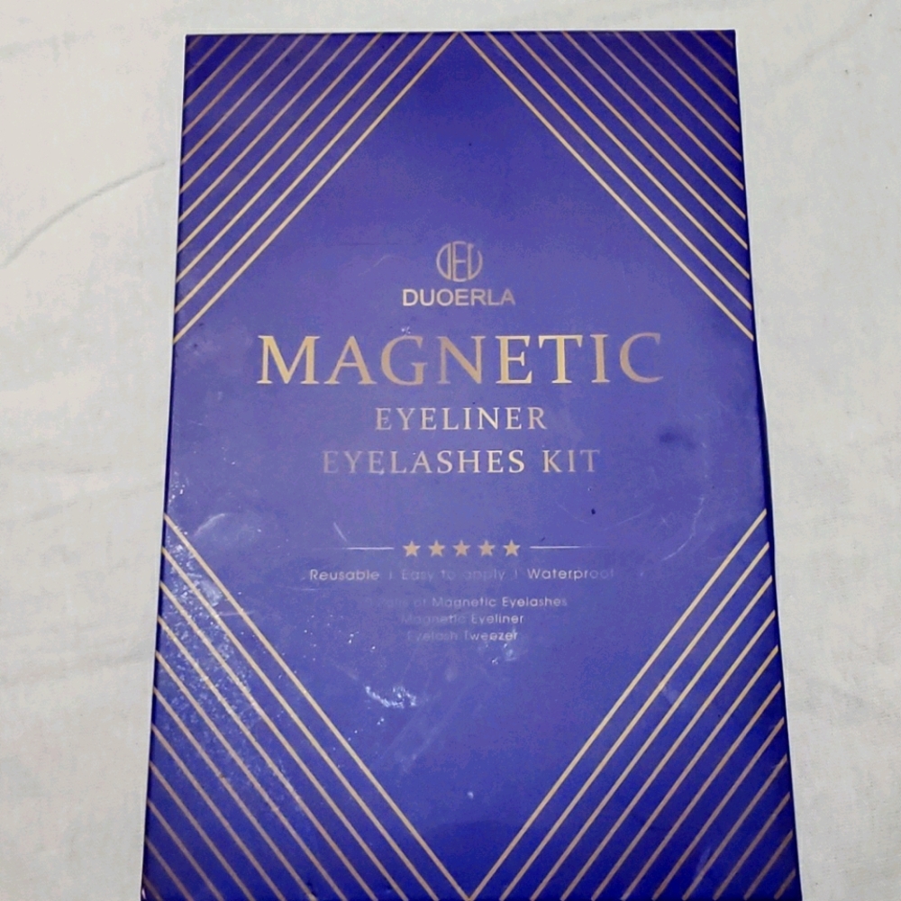 MAGNETIC EYELINER & EYELASHES KIT